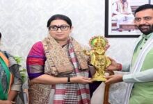 Photo of संत कबीर कुटीर में स्मृति ईरानी का सीएम सैनी ने किया आत्मीय स्वागत