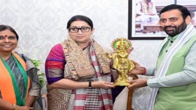 Photo of संत कबीर कुटीर में स्मृति ईरानी का सीएम सैनी ने किया आत्मीय स्वागत