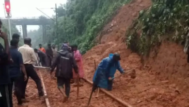 Photo of केरलम में भूस्खलन से ट्रेन का इंजन पटरी से उतरा