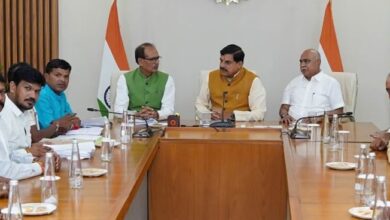Photo of एमपी: कोसमी में आदिवासियों के घर तोड़ने पर सीएम से मिले शिवराज
